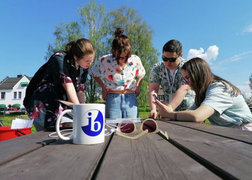 IB students working together outdoor - Klikk for stort bilde