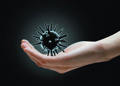 Hånd med svart koronavirus - Klikk for stort bilde