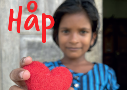 Indisk jente som holder et rødt hjerte - Klikk for stort bilde