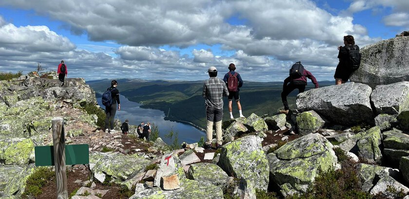 IB students on a mountain trip, admiring the view - Klikk for stort bilde