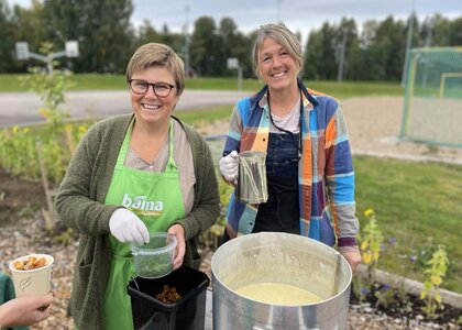 Ingvild og Kirsti serverer suppe - Klikk for stort bilde