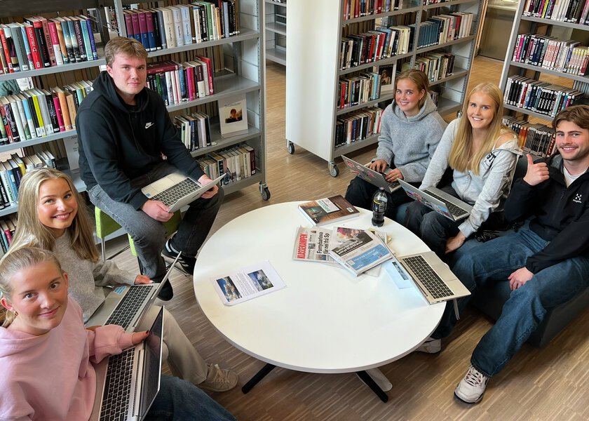 Elever i skolebiblioteket - Klikk for stort bilde